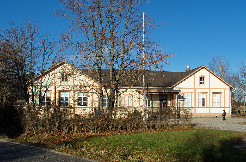 Elementary School in Vaskio, Salo, Finland. (Photo by Kotivalo, own work, CC BY-SA 4.0, (http://creativecommons.org/licenses/by-sa/4.0 via Wikimedia Commons)