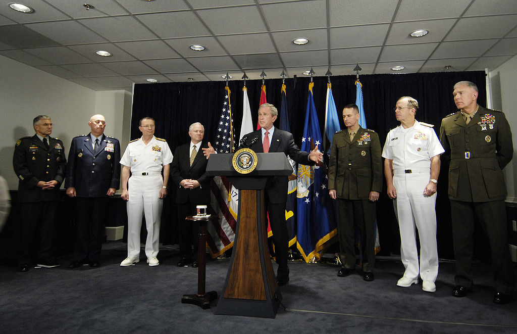US President George W. Bush with the Joint Chiefs of Staff, May 2007. (Source: DoD photo by Staff Sgt. D. Myles Cullen, U.S. Air Force. (http://www.dodmedia.osd.mil), Public domain, via Wikimedia Commons)