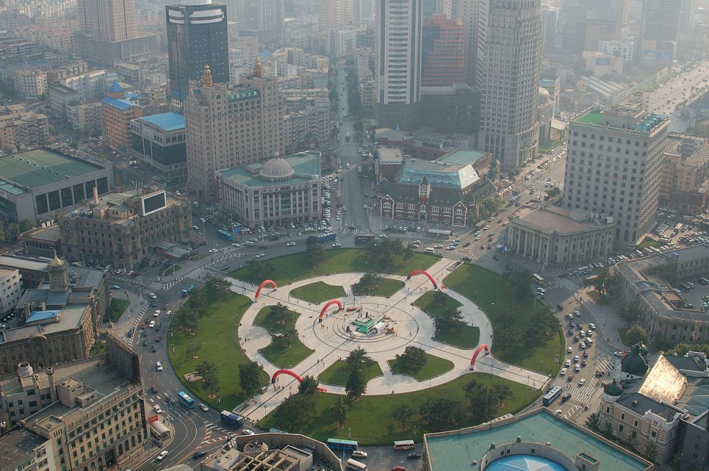 A view of Zhongshan Square in the heart of modern Dalian. 2006 (By MR+G from Wakayama, Japan - Flickr, CC BY 2.0, https://commons.wikimedia.org/w/index.php?curid=1187613)