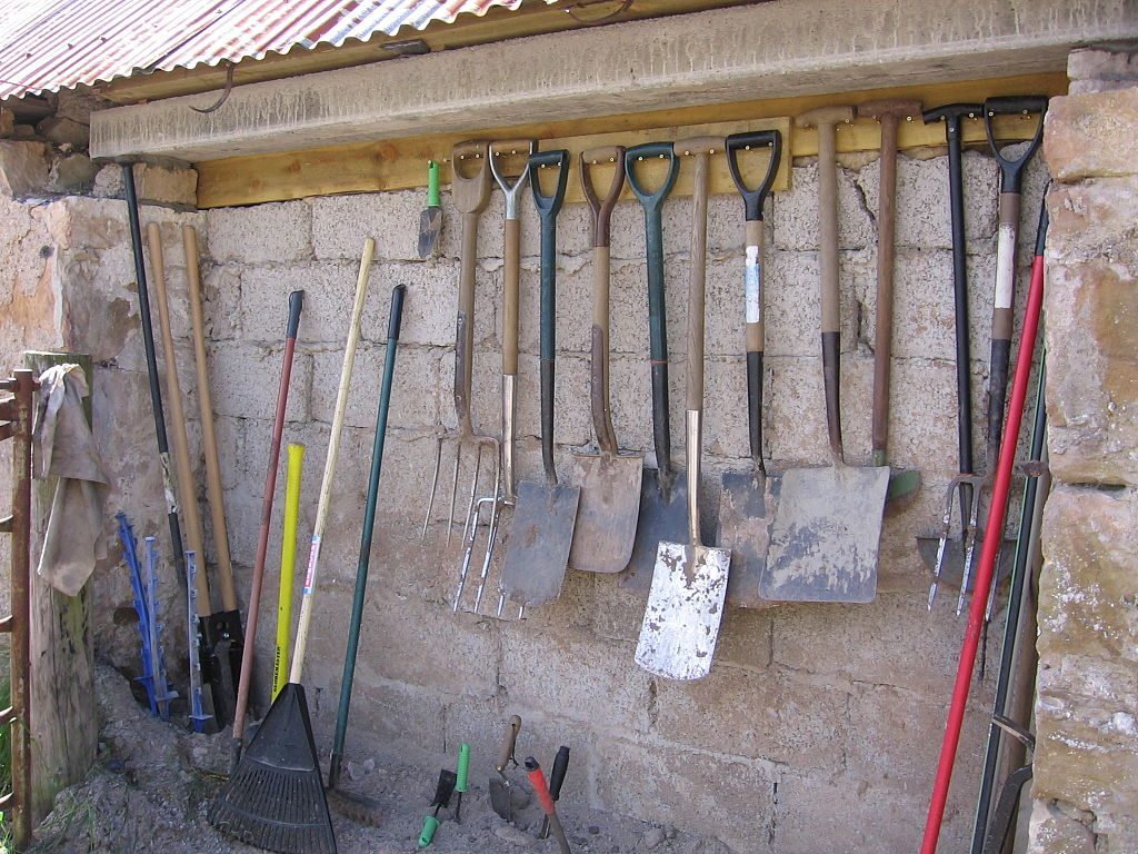 Garden tools. (Photo by Spitfire at English Wikipedia, CC BY-SA 3.0, https://creativecommons.org/licenses/by-sa/3.0, from Wikimedia Commons)